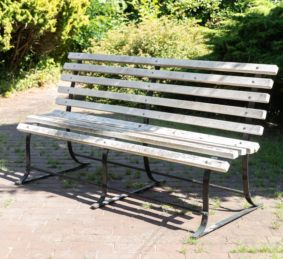 Groot parkbank, ijzer / hout, 20e eeuw, rugleuninghoogte ca. 96, zithoogte ca. 49, lengte ca. 190 cm. Goede vindstaat.