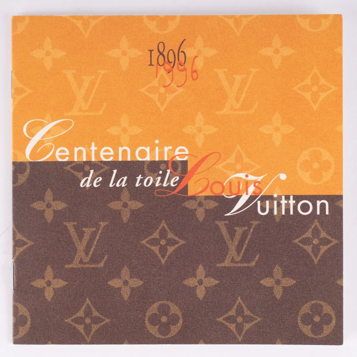 1896 - 1996 Centenaire de la toile Louis Vuitton, książeczka z 8 znaczkami listowymi Louis Vuitton. Format zewnętrzny ok. 14 x 14 cm,…