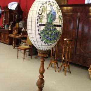 Tiffany staande lamp met grote eivormige kap en houten voet, hoogte 190 cm