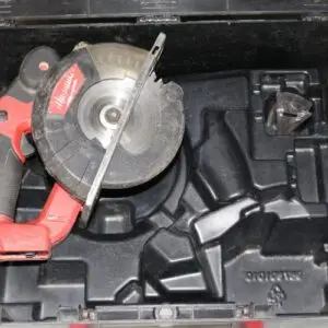 Scie circulaire à métaux sans fil Milwaukee M18 FMCS dans coffret