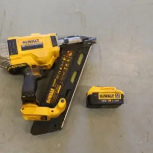 Аккумуляторный гвоздезабивной пистолет DEWALT 18,0 В, Brushless DCN690 с аккумулятором
