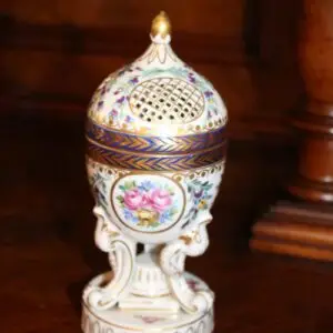 Œuf en porcelaine avec couvercle, H 19 cm, marqué
