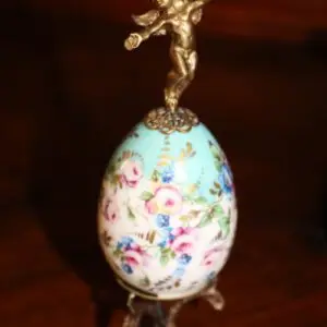 Petit œuf en porcelaine avec figurine en métal, H 15 cm