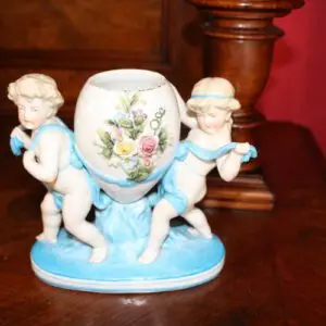 Vase avec 2 putti, L 20cm x H 18cm