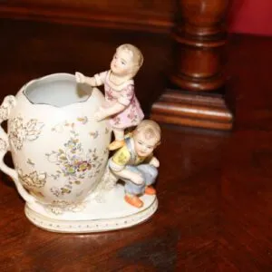 Vase avec enfants, H 15cm, marqué