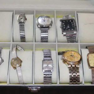 Lot de 8 montres-bracelets avec écrin