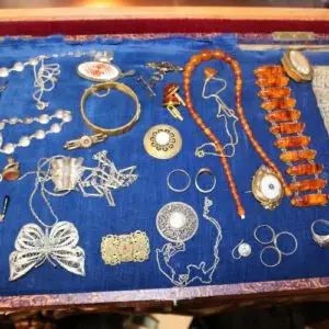 Lot de bijoux en argent et ambre vers 1900, bagues, colliers, bracelets, manchette