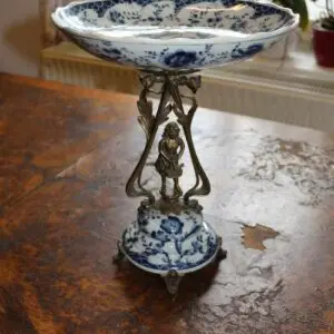 Assiette en porcelaine avec support en bronze, H 33cm x Ø 26,5cm