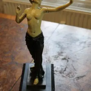 Figure en bronze sur marbre, femme, hauteur 36cm