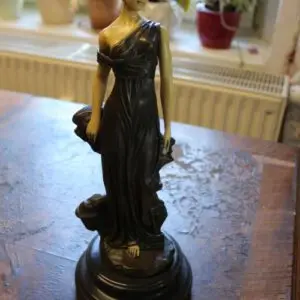 Figurine en bronze femme, hauteur 35cm