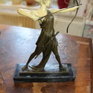 Figurine en bronze, femme avec arbalète, hauteur 31cm
