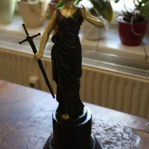 Bronzen beeldje, vrouw met zwaard, hoogte 41 cm