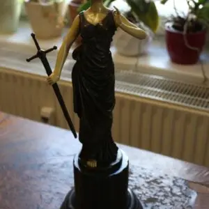 Figurine en bronze, femme avec épée, hauteur 41 cm