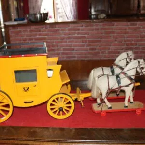 Velký dřevěný poštovní kočár s koňmi, d 90 cm x š 26 cm x v 38 cm