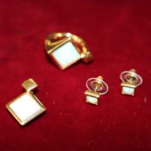 Parure de bijoux Pierre Lang, bague, boucles d'oreilles, pendentif