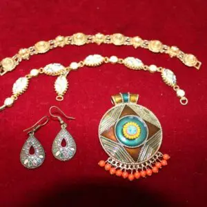 Lot de bijoux en émail, bracelets, boucles d'oreilles, pendentifs