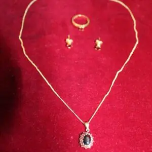 Parure en or 585, env. 6,2 grammes, collier avec pendentif, bague (T 51) et boucles d'oreilles