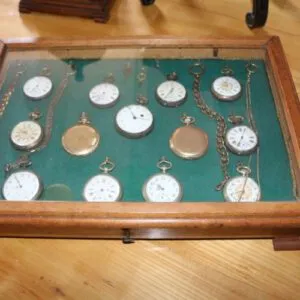 13 montres de poche dans un écrin / vitrine avec chaînes et clé, L 45cm x H 31cm