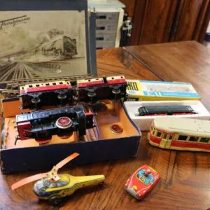 Posten altes Spielzeug, Lok, Hänger, Schienen, Blech Auto, Bahn, Flugzeug