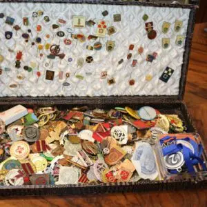 Grand lot d'insignes et distinctions