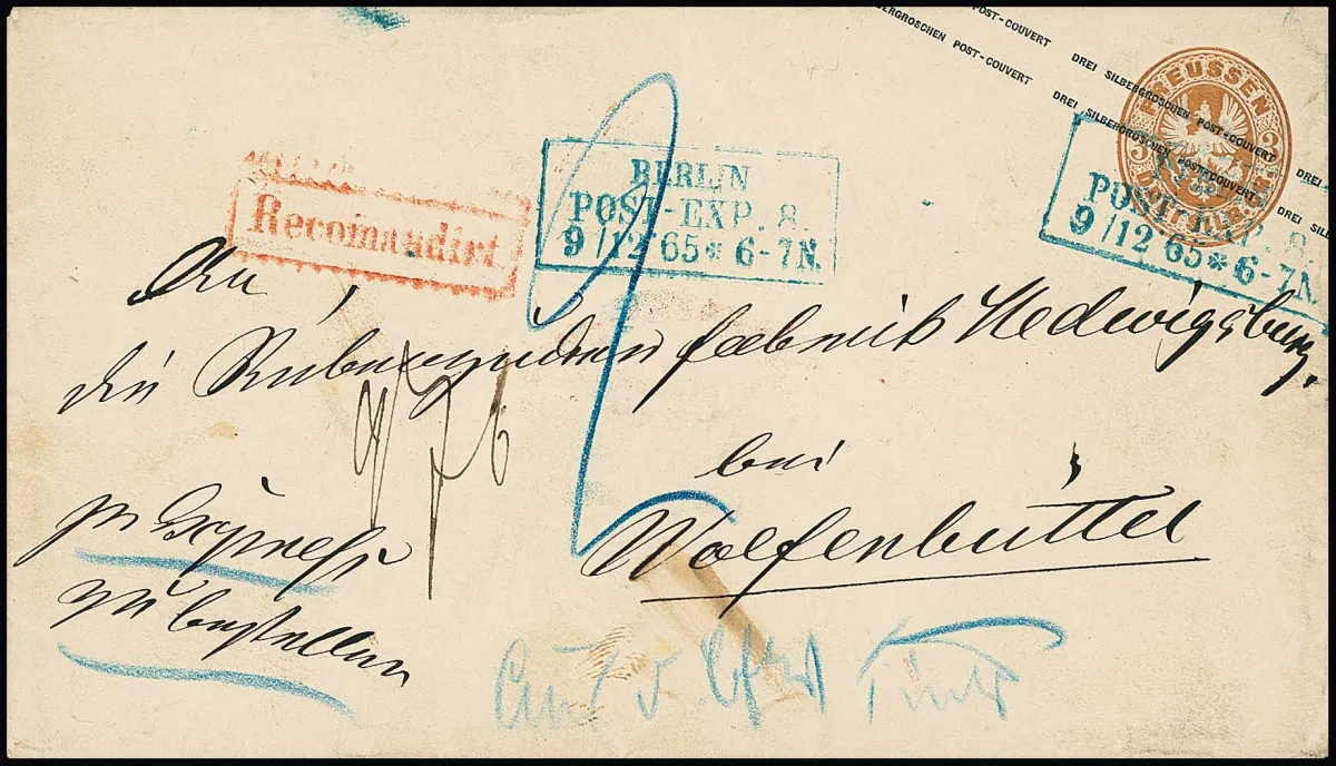 Entier postal armoiries 3 Sgr. brun ocre, enveloppe de luxe comme lettre recommandée exprès rural avec Ra3 bleu "Berlin Post-Exp. 8" 1865 à la sucrerie de betteraves à Hedwigsburg dans le district rural de Wolfenbüttel.