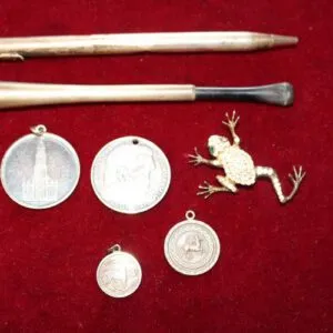 Posten Altsilber, Schmuck, Münze, Stift(defekt), Zigarrettenspitze, Gesamtgewicht 65,8 Gramm
