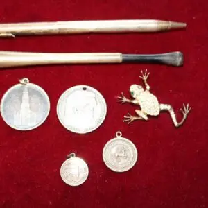 Lot d'argent ancien, bijoux, pièce, stylo (défectueux), fume-cigarette, poids total 65,8 grammes