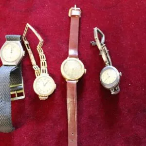 4 anciennes montres-bracelets mécaniques, 2 avec boîtier en argent