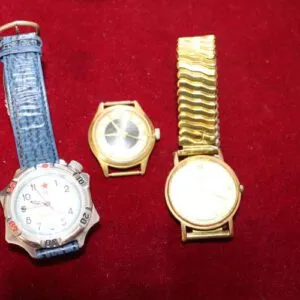3 montres-bracelets mécaniques, marques Ruhla, Kiefer et russe