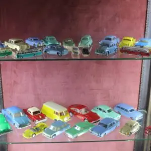 Lot de voitures DDR en tôle et plastique