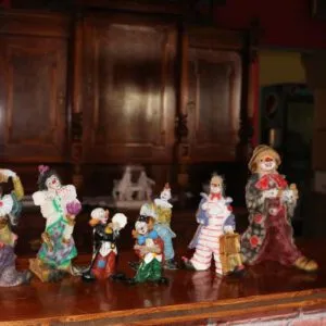 Lot de figurines de clown, tailles de H 11cm à H 23cm