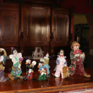 Lot de figurines de clown, tailles de H 11cm à H 23cm