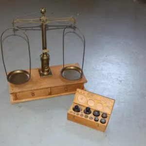 oude winkelweegschaal apothekersweegschaal omstreeks 1880, B 50cm x H 79cm