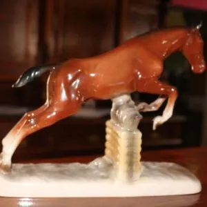 cheval en porcelaine H 23cm x L 30cm