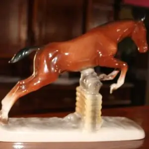 cheval en porcelaine H 23cm x L 30cm