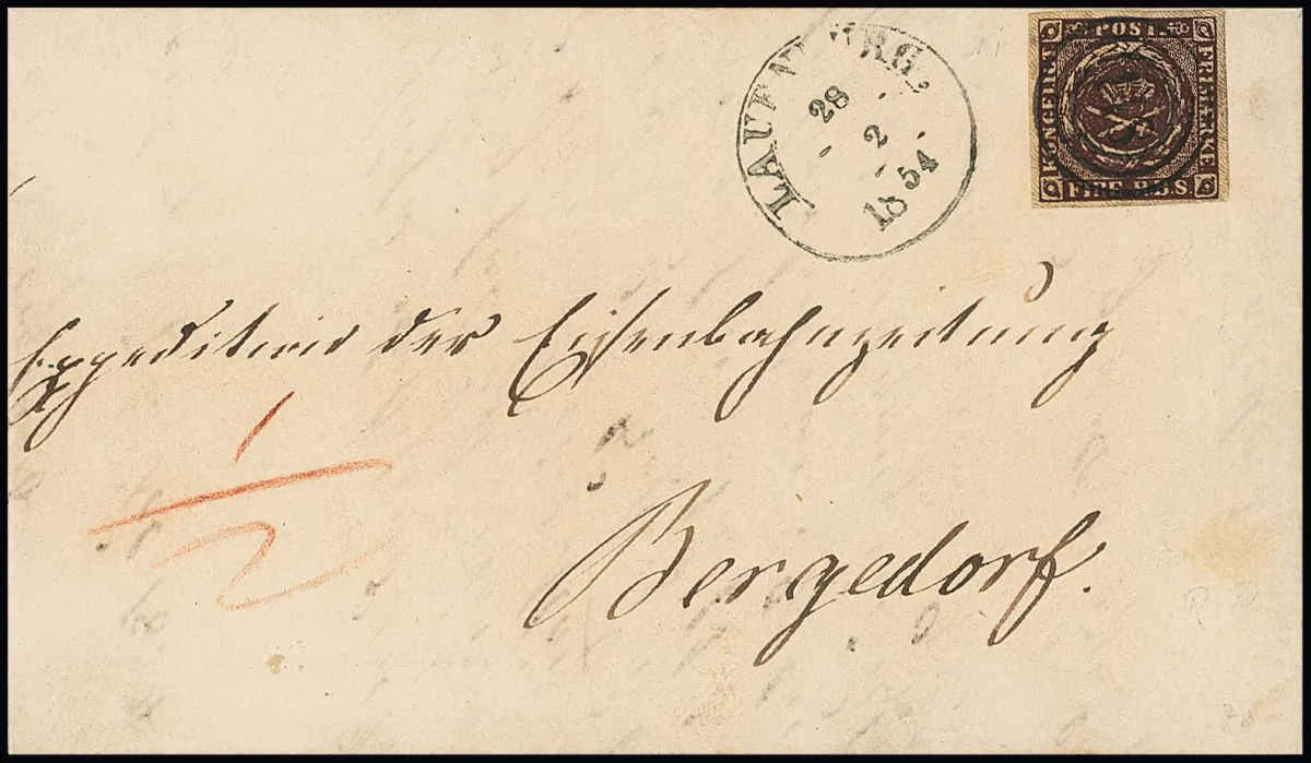 Danemark "FIRE R.B.S.", brun, pièce de cabinet fraîche seule sur lettre du 28.2.1854 avec NS "118" et K1 "Lauenburg" pour Bergedorf avec au verso cachet d'arrivée rouge. Le port selon le contrat postal "Lauenburg-Bergedorf" de mars 1851 était de 2 schillings de monnaie du pays de Lauenburg (SLM). L'affranchissement avec 4 Sk. ne correspondait cependant qu'à 1 1/2 SLM. Ici, l'affranchissement partiel a été accepté contrairement aux règles et seulement 1/2 schilling de port complémentaire a été pe