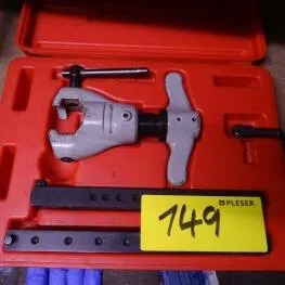 Orbital flanging tool with die