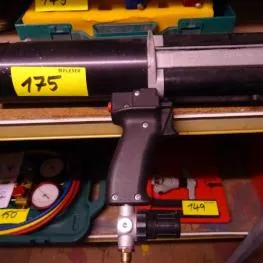 Pneumatic dual silicone gun