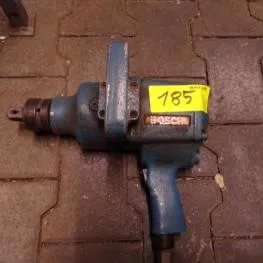 Pneumatic impact wrench