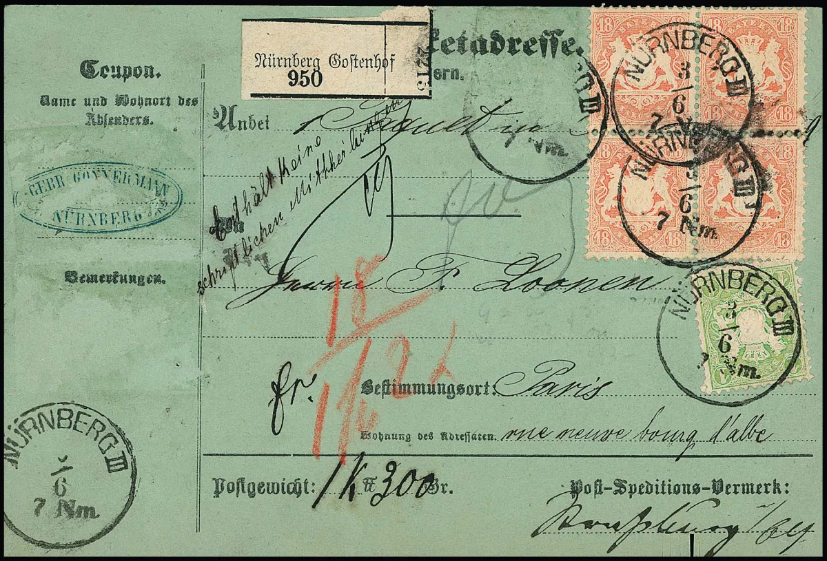 18 Kr. matowy ceglastoczerwony, wspaniały blok czterech (jeden znaczek drobne zagięcie ząbka narożnego), wraz z 1 Kr. zielonym, na zagranicznej karcie paczki z Norymbergi 1874 przez Strasburg do Paryża. Kolejny 18 Kr. odpadł. Bloki czterech tego znaczka są rzadkie!