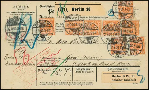 25 Pfg. roodoranje in acht (één blok van vier, geraakt door kaartvouw) als hoge meervoudige frankering op buitenlandse pakketkaart van Berlijn 1900 naar Genève, typische gebruikssporen. Foto-expert. Wiegand