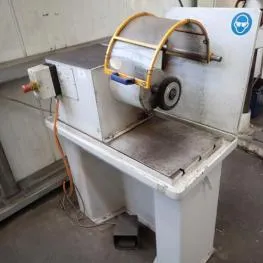 Machine à ébavurer à brosse