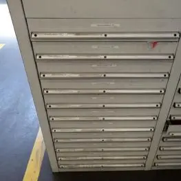 Skříň s teleskopickými zásuvkami