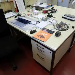 2 psací stoly