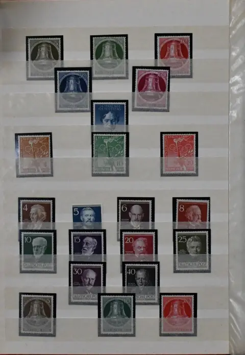 Berlin, 1950/90, czysta kolekcja bez podlepki od nr 71, tylko bez nr 72, kompletna, w tym nr 73/74, wszystkie serie Dzwony, nr 88/100, 112/13, 121/23 itd. Mi. 2400,-