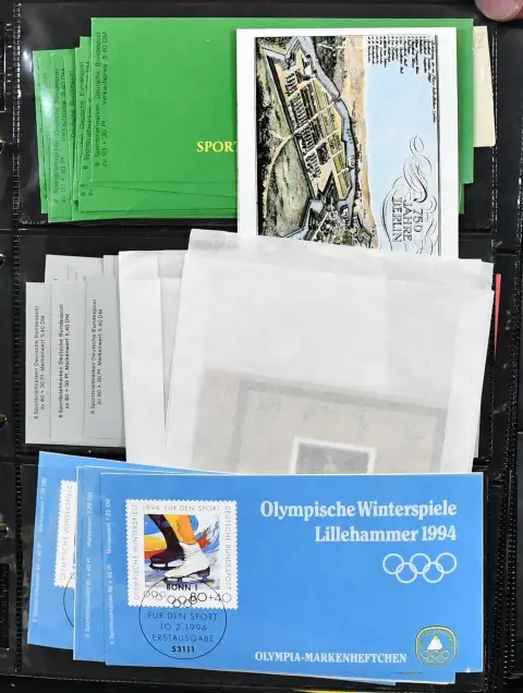 Bund/Berlin, private stamp booklets, thick ring binder with about 250 mostly mint and some used private booklets, including 130 sports booklets