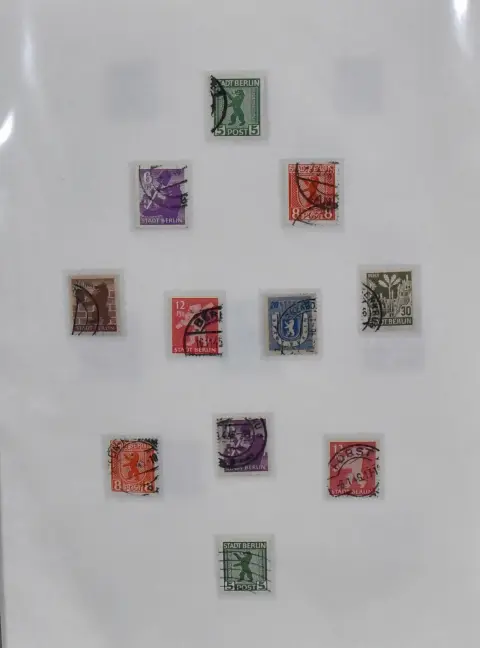 SBZ/DDR, 1945-1990, gestempelde coll. in drie dikke banden, vanaf Bären-uitgave, met Mecklenburg, Saksen, Thüringen en algemene uitgaven, DDR vanaf 1949 met vrijwel complete zegeldeel (zonder Bl. 7-9 en Köpfe II), incl. Bach, Akademie, beursuitgaven, Chinesen, nr. 289/92, Bl. 10/12, evenals de hele moderne tijd. Mi. 3500,-, zeer voordelig