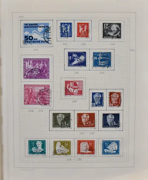 NDR, 1949-1974, použitá sbírka, zdánlivě kompletní kromě levných č. 361 a 384, v pěkném samolepicím pořadači, se všemi bloky, včetně bl. 7,...