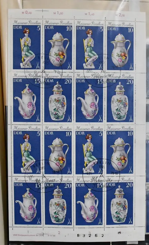 DDR, 1969-1990, gestempelte Sammlung in zwei dicken Bänden, neben der praktisch kpl. Hauptsammlung, auch eine sehr "breit" angelegte Zusammendruck-Slg. bis…