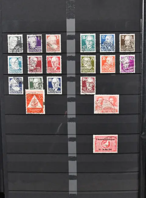 DDR, 1949-1972, gest. Slg. im Album, beginnend mit etwas SBZ, im folgenden viele gute Anfangsausgaben, z.B. Nr. 242, 243-44, 250, 256-59, 261-70, 286-88,…